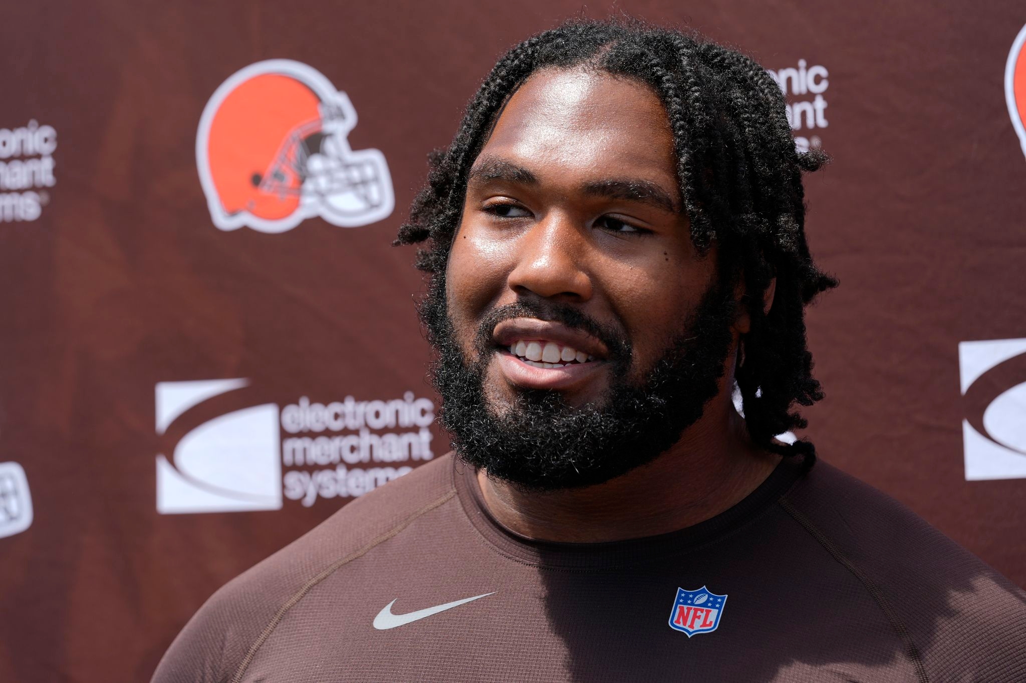 Jets bolster defensive line with trade for Browns' Jowon Briggs