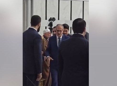 بالفيديو: مشهدٌ "مؤثر" يجمع الشرع بوالده