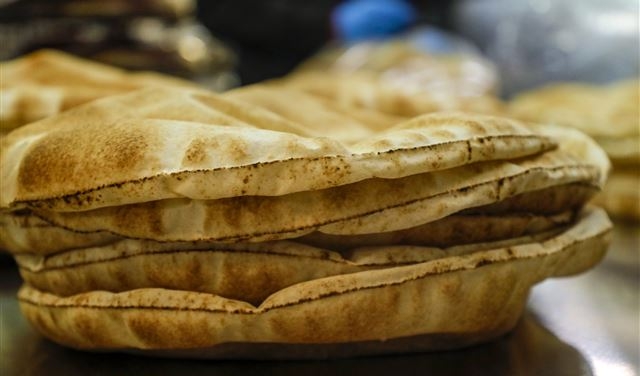 نقيب الأفران يطمئن: لا زيادة في سعر ربطة الخبز!
