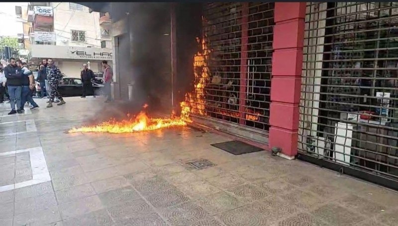 بعد الاستفزاز الديني الذي سببه... غضب وإحراق محل في طرابلس (فيديو)