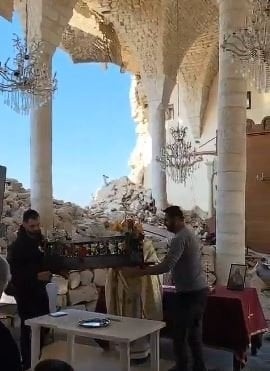 فوق ركام الكنيسة... بالفيديو: أهالي دردغيا يحيون الجمعة العظيمة