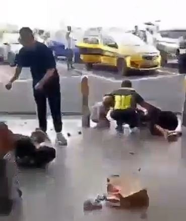 بالفيديو: سيارة تقتحم مطار مانيلا وتودي بحياة طفلة وشخص آخر