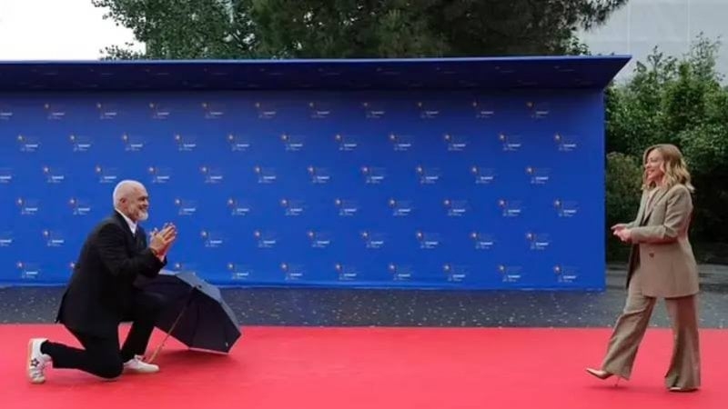 مشهد استثنائي في قمة تيرانا: رئيس وزراء ألبانيا يجثو أمام ميلوني! (فيديو)
