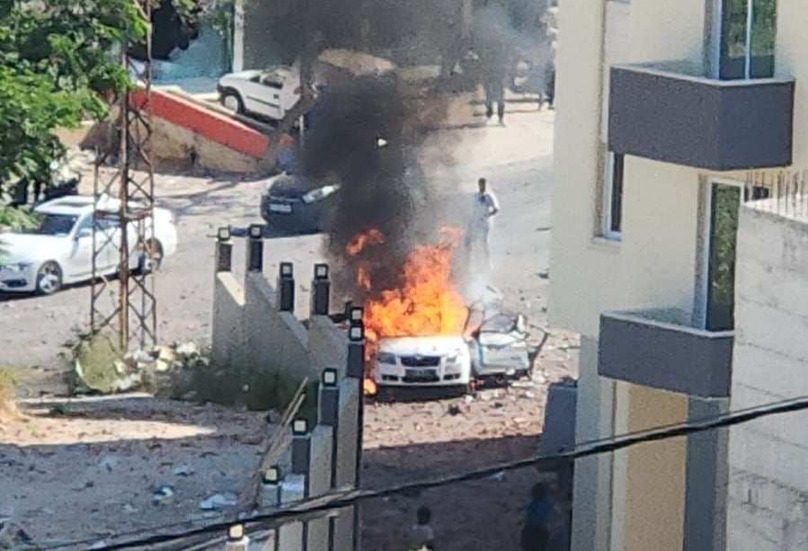 غارة إسرائيلية تستهدف سيارة في جنوب لبنان وتسفر عن سقوط شهيد (فيديو)