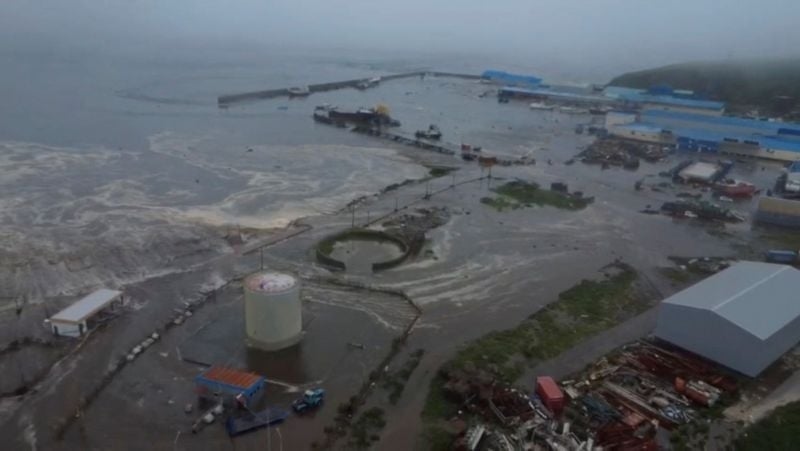 Huge quake off Russia sparks Pacific tsunami warnings