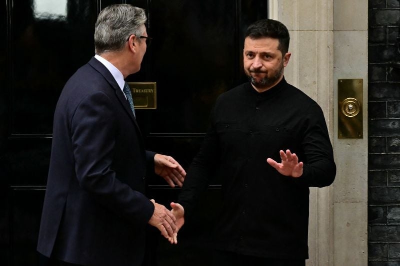 Zelenskiy in London, Trump meets with Putin