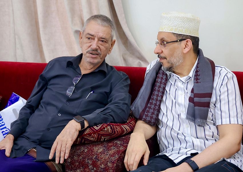 رئيس الوزراء يقدم واجب العزاء لوكيل وزارة المالية بوفاة والدته
