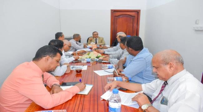 جامعة عدن تبحث تداعيات إغلاق كلية الحاسوب وتؤكد أحقيتها في المبنى