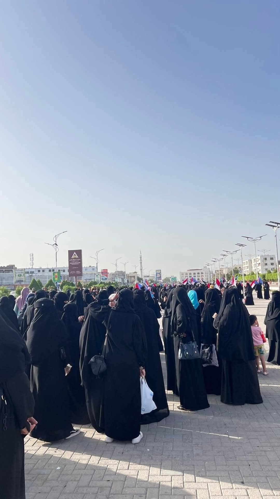 تظاهرة نسائية في عدن رفضًا للانهيار الاقتصادي