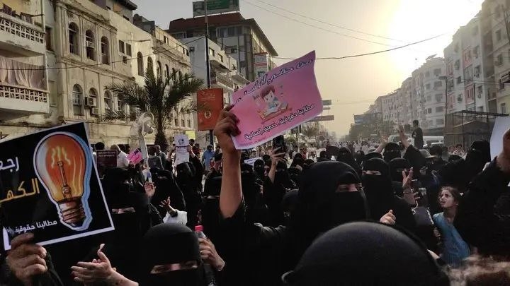 رغم التشديدات الأمنية نساء عدن يقتحمن ساحة المعلا للمطالبة بحقوقهن
