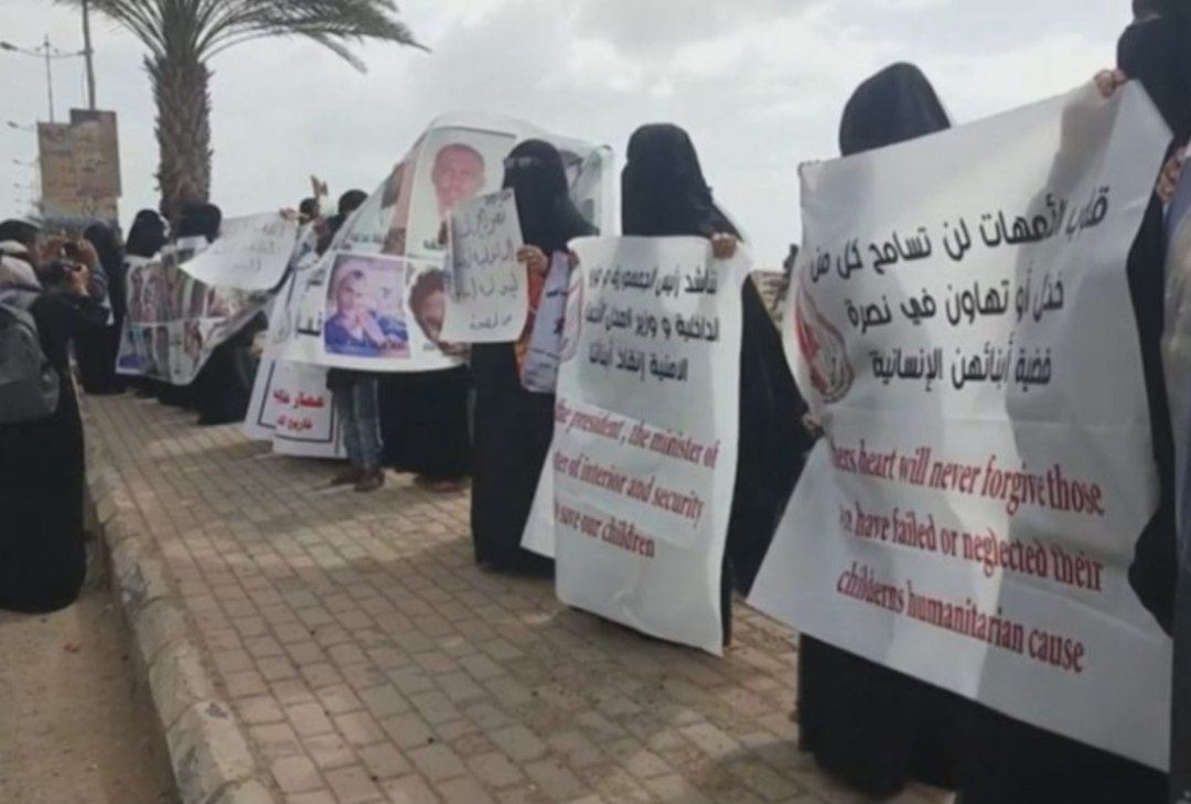 أهالي المعتقلين في عدن يطالبون الحكومة والمجلس الانتقالي بالكشف عن مصير أبنائهم
