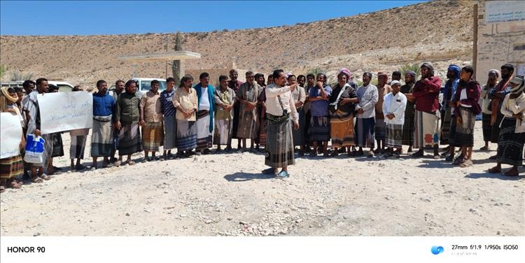 وقفة احتجاجية في لبنة تطالب باستكمال طريق الفرضحة – دوعن الحيوي لتعزيز التنمية وتحسين حياة السكان