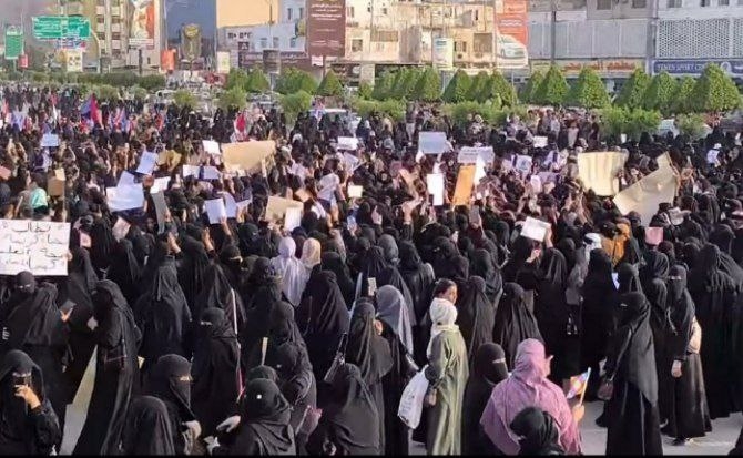 في مشهد نادر وقوي الدلالة، نظّمت مجموعة من نساء مدينة عدن وقفة احتجاجية سلمية في ساحة العروض بخور مكسر، للمطالبة بتحسين الأوضاع المعيشية والخدمات الأساسية، وعلى رأسها الكهرباء والمياه والصحة.