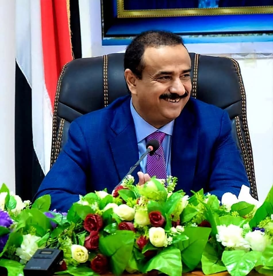 ناشط إعلامي يهاجم محافظ شبوة ويطالبه بتوفير الخدمات الأساسية بدلاً من تكرار السفرات