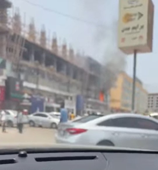 اندلاع حريق في مول شهير بمديرية المنصورة في عدن