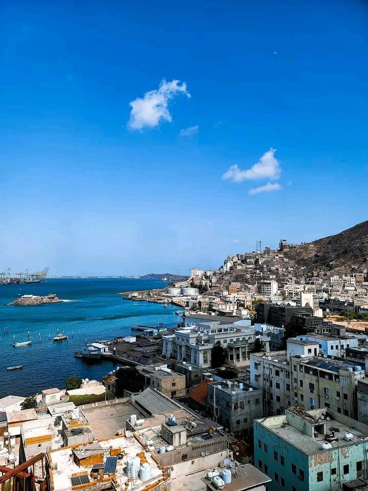 الإفراج عن موظف في رئاسة الوزراء بعدن بعد بلاغ كيدي