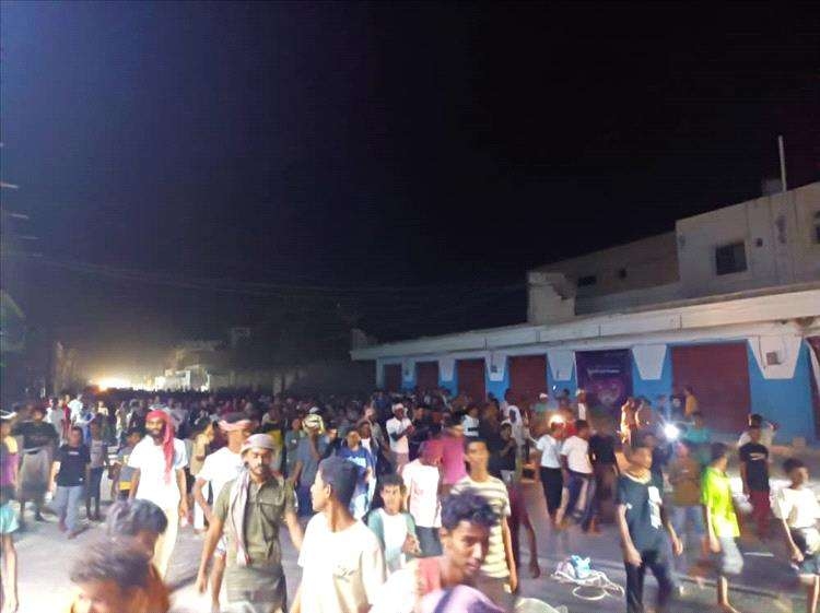 احتجاجات غاضبة في مديرية غيل باوزير بحضرموت وإغلاق محلات الصرافة