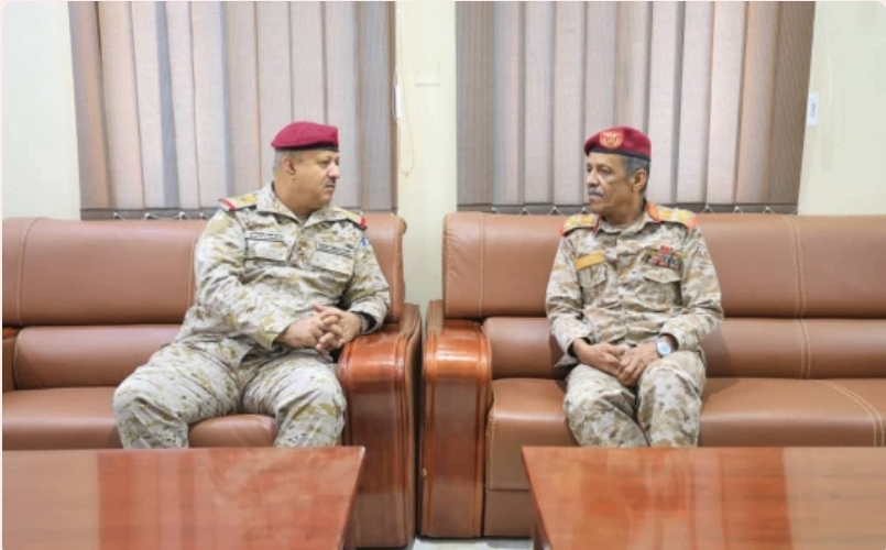قائدا المنطقتين العسكريتين الأولى والثانية يبحثان تطورات الأوضاع الأمنية والعسكرية بمحافظة المهرة ويقران إجراءات عاجلة