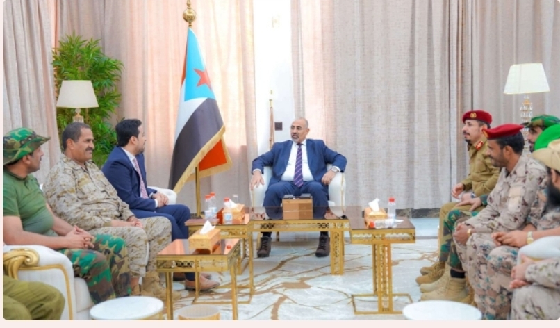 الرئيس عيدروس الزبيدي يرأس اجتماعًا مع قيادة قوات دفاع شبوة ويشيد بإنجازاتهم