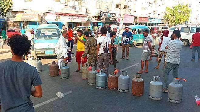 مواطنون يطالبون بتخفيض أسعار الغاز في عدن بعد انخفاض سعر الصرف