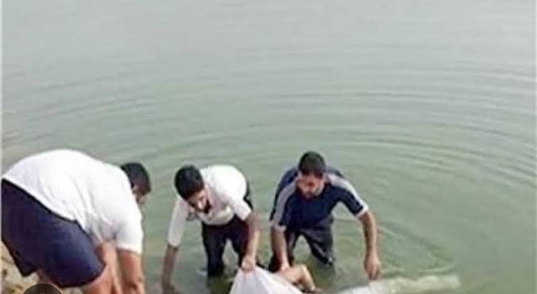 رجال الإنقاذ النهري يقومون بانتشال جثة غريق مجهول الهوية بترعة كاسل بكوم امبو