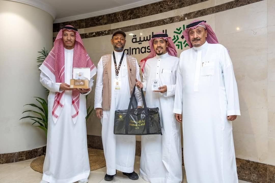 استعدادًا لموسم الحج…تسليم بطاقات 'نسك' للحجاج.. و«مشارق الماسية» أول من تسلّمها