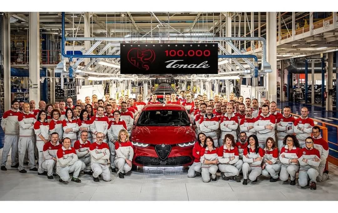 إنتاج السيارة رقم 100,000 من ألفا روميو تونالي في مصنع بوميليانو داركو