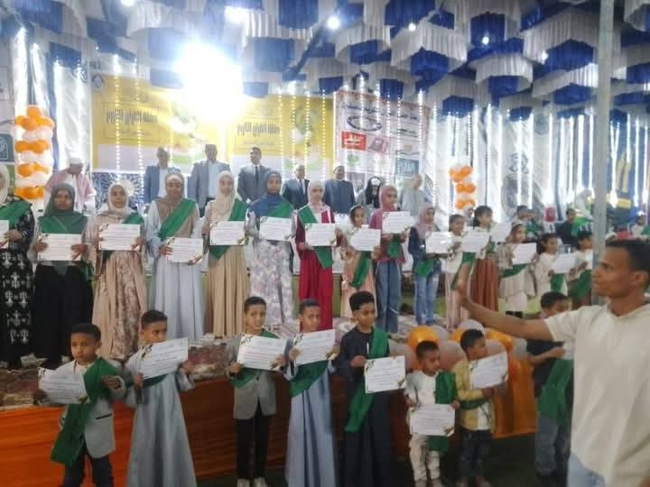 نائب محافظ الأقصر واهالى اصفون يكرمون 800 حافظ للقرآن الكريم برحلات عمرة