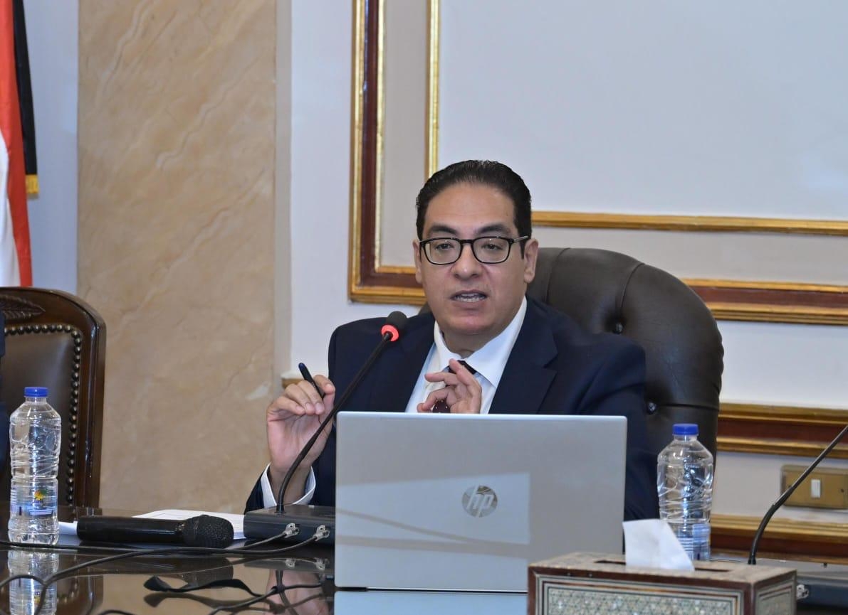برئاسة د. محمد سامي عبد الصادق : اجتماع لجنة الإسكان لمتابعة تنفيذ المشروع السكني لأعضاء هيئة التدريس والعاملين بجامعة القاهرة