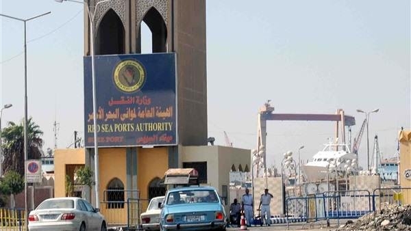3 الاف طن مواد غذائية .. غادرت السويس إلي الصومال