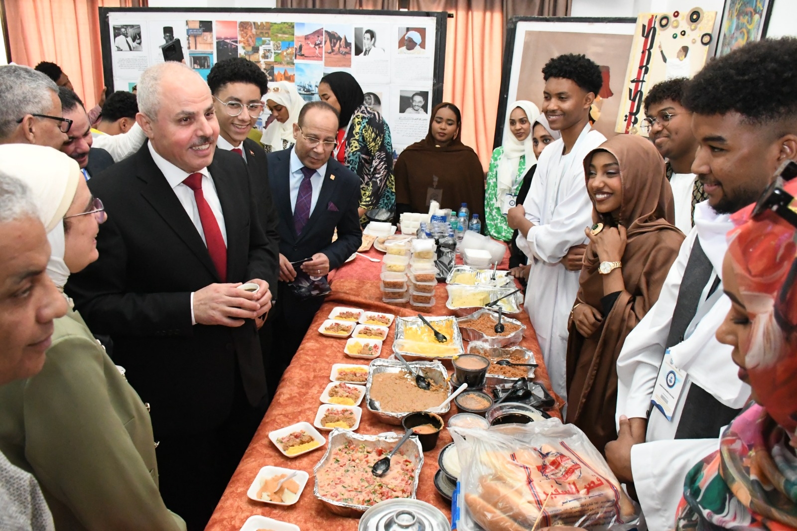 معرض 'ملتقى الثقافات' يحتضن تنوع الجنسيات والإبداع الطلابي