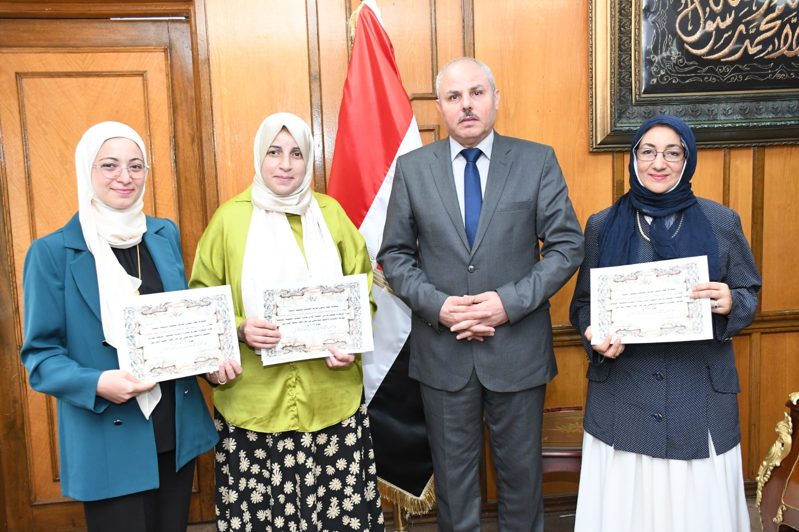 رئيس جامعة قناة السويس يكرم الفائزين بجائزة الأبحاث العلمية