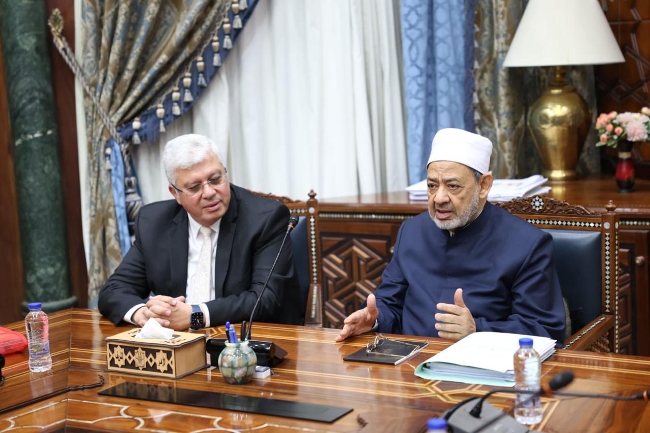 خلال لقاء فضيلة الإمام الأكبر شيخ الأزهر بوزير التعليم العالي : توقيع بروتوكول تعاون بين جامعتي الأزهر وعين شمس لدعم أهداف التنمية المستدامة