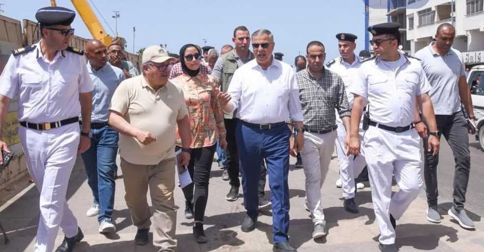 إزالة الإشغالات والمعوقات التى تحجب رؤية البحر وتشوية الطابع الجمالى للكورنيش بالاسكندرية