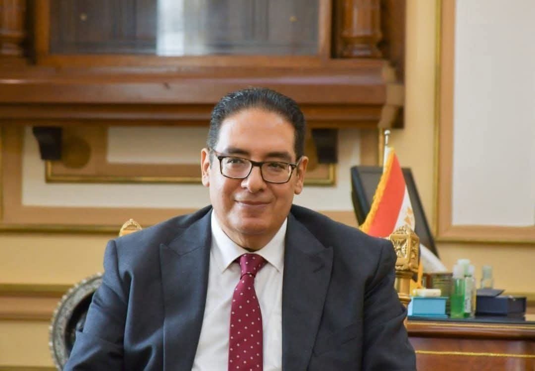 رئيس جامعة القاهرة يهنئ د.ليلى عبد المجيد عميدة كلية الإعلام الأسبق بجائزة 'أطوار بهجت' للصحافة كأفضل إعلامية عربية