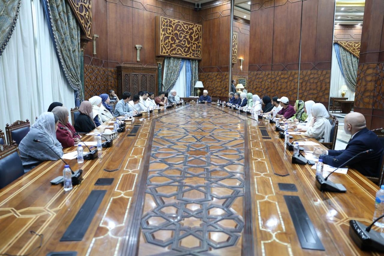 شيخ الأزهر لوفد طلابي من جامعتي جورج واشنطن والجامعة الأمريكيَّة بالقاهرة محاولات إقصاء الدين سبب تعاسة الإنسان رغم التقدم العلمي