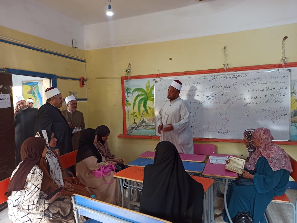 رئيس قطاع المعاهد الأزهرية يتفقد مركز تصحيح الشهادة الثانوية بقنا ويشدد : التصحيح أمانة ومسؤولية أمام الله