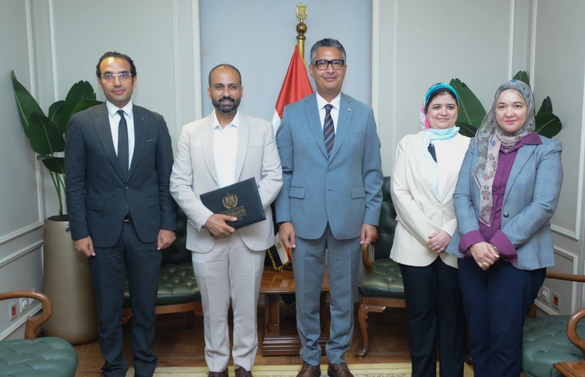 وزير التموين والتجارة الداخلية يكرم صاحب أفضل فكرة عبر 'منصة حوار' والمتعلقة بتتبع السلع الغذائية