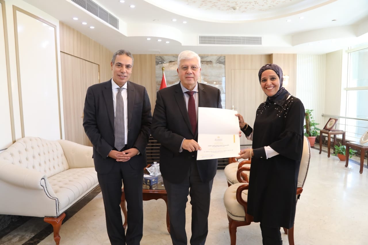 وزير التعليم العالي يكرم الفريق الإعلامي بالوزارة تقديرًا لإسهاماته في تطوير منظومة الإعلام الرقمي والتفاعل مع الجمهور