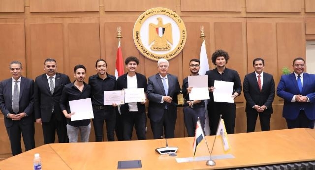 وزير التعليم العالى يكرم طلاب المصرية الروسية بفوزهم بالمركز الأول