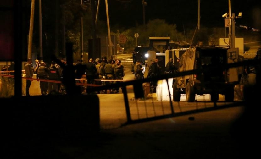 قوات الاحتلال تغلق حاجز جبع وتطلق قنابل صوت على المركبات