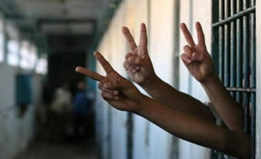مؤسسات الأسرى: الاحتلال يحاول تصفية قادة من الحركة الأسيرة بالعزل