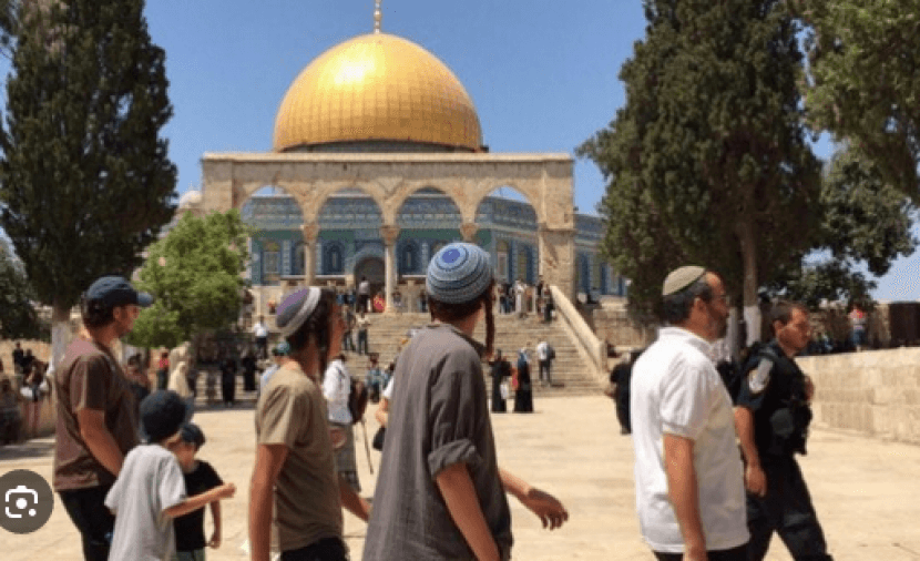 124 مستوطنًا يقتحمون باحات الأقصى