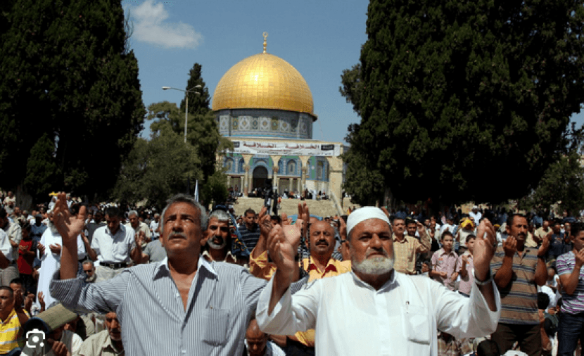 آلاف المصلين يؤدون صلاة الجمعة في المسجد الأقصى