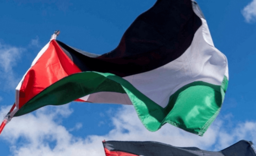 أسطورة كرة القدم "بيبو" يلوح بعلم فلسطين باحتفالات فريقه