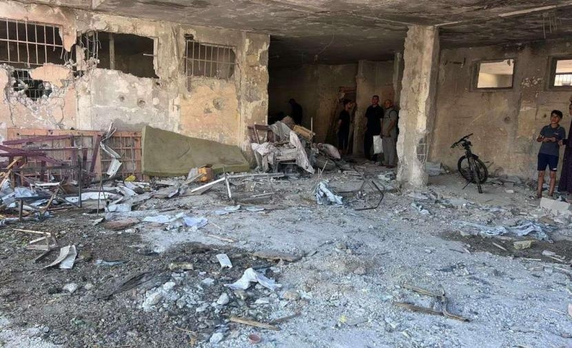 الاحتلال الإسرائيلي يدمر مركز إيواء في دير البلح وسط قطاع غزة