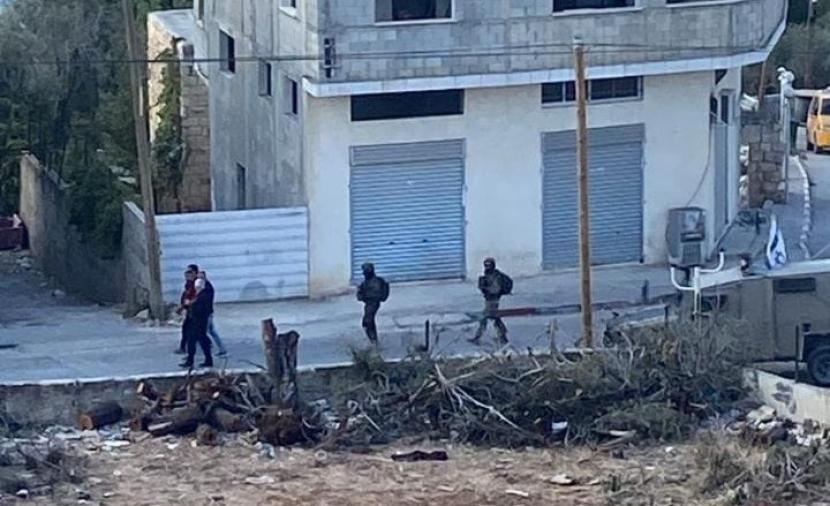 الاحتلال يعتقل مواطنين من كفر الديك ويجرف أراضي في حارس
