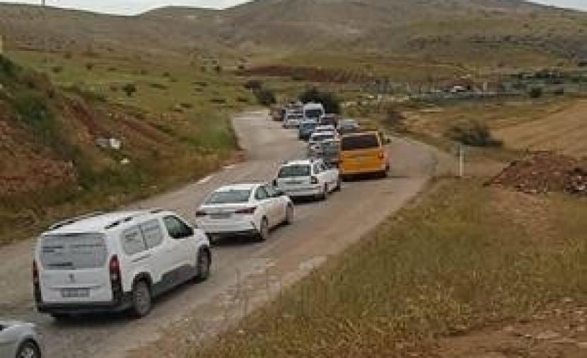قوات الاحتلال تشدد إجراءاتها على حاجز الحمرا بالأغوار