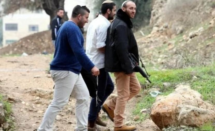مستوطنون يختطفون مواطنا بعد الاعتداء عليه في مسافر يطا