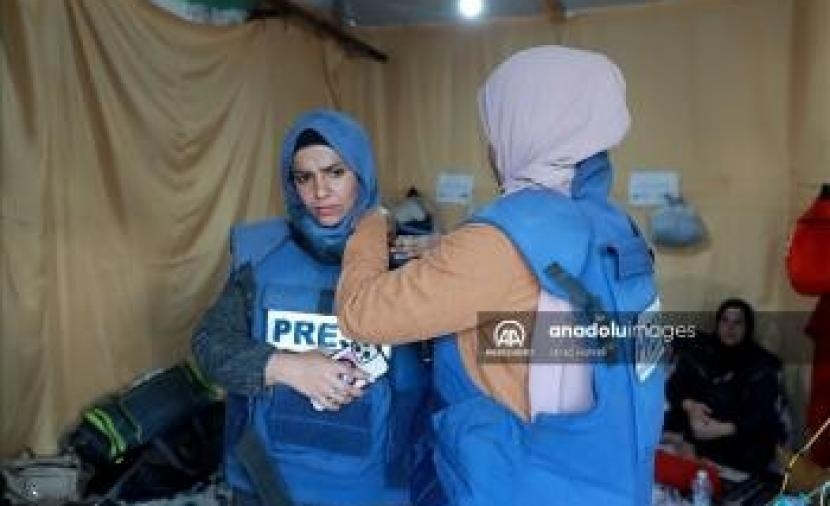 صحفيات غزة.. معركة يومية بين نقل الحقيقة وتلبية احتياجات عائلاتهن